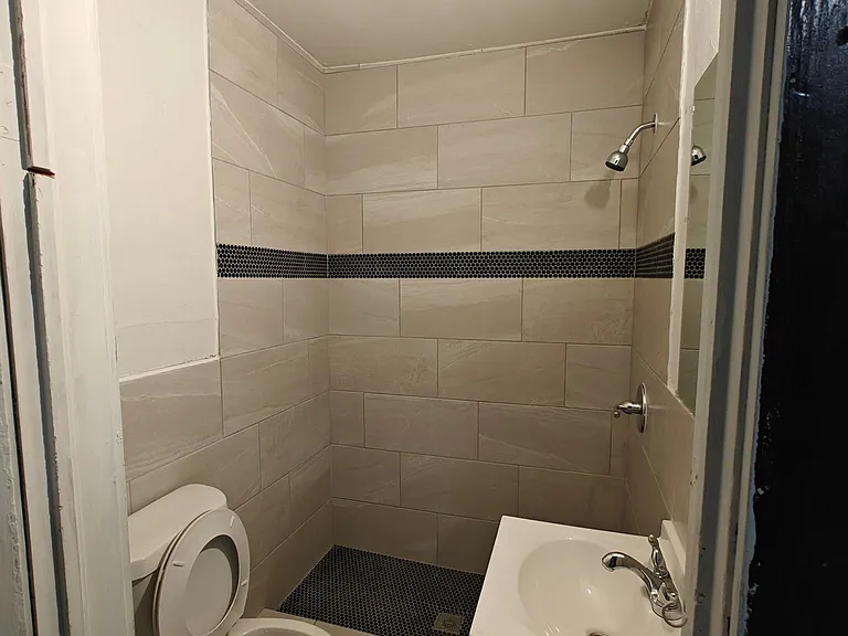 211 E Standifer St #B — Photo 9