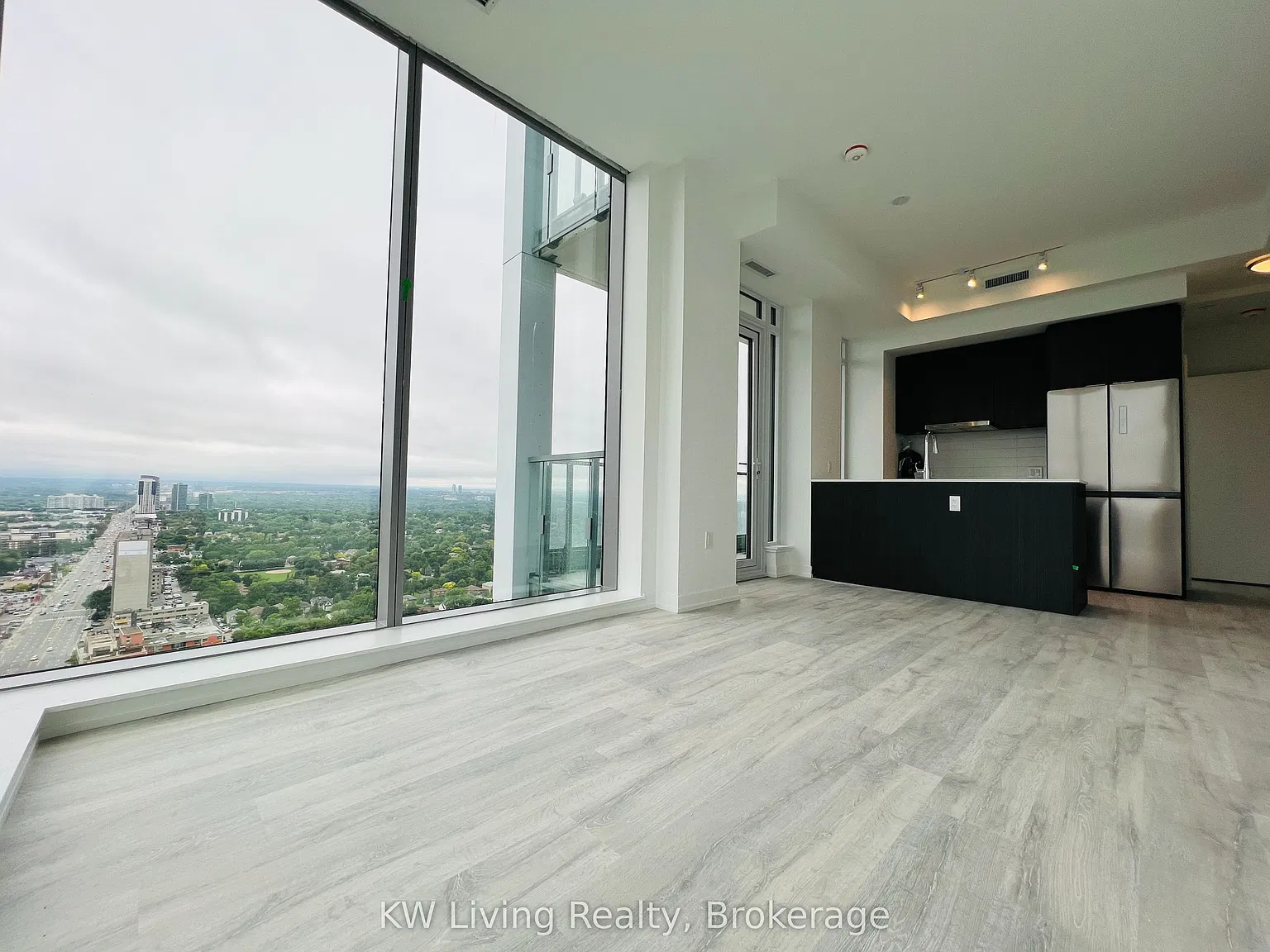 M2M Condo — Photo 2