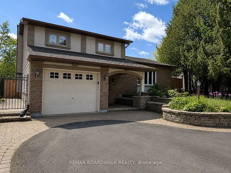 22 Bartley Cres — Photo 2