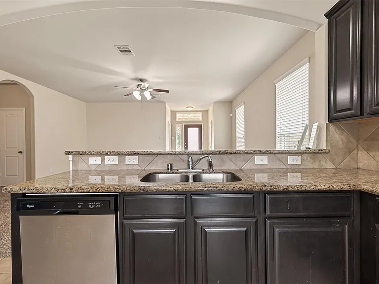 1251 S Maple Dr — Photo 8