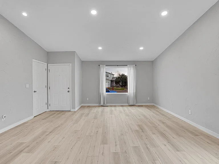 8065 Eagleview Dr — Photo 4