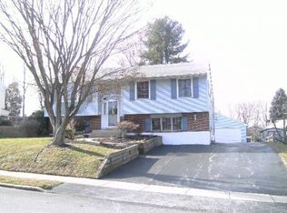 816 Lamp Post Ln, Aston, PA 19014