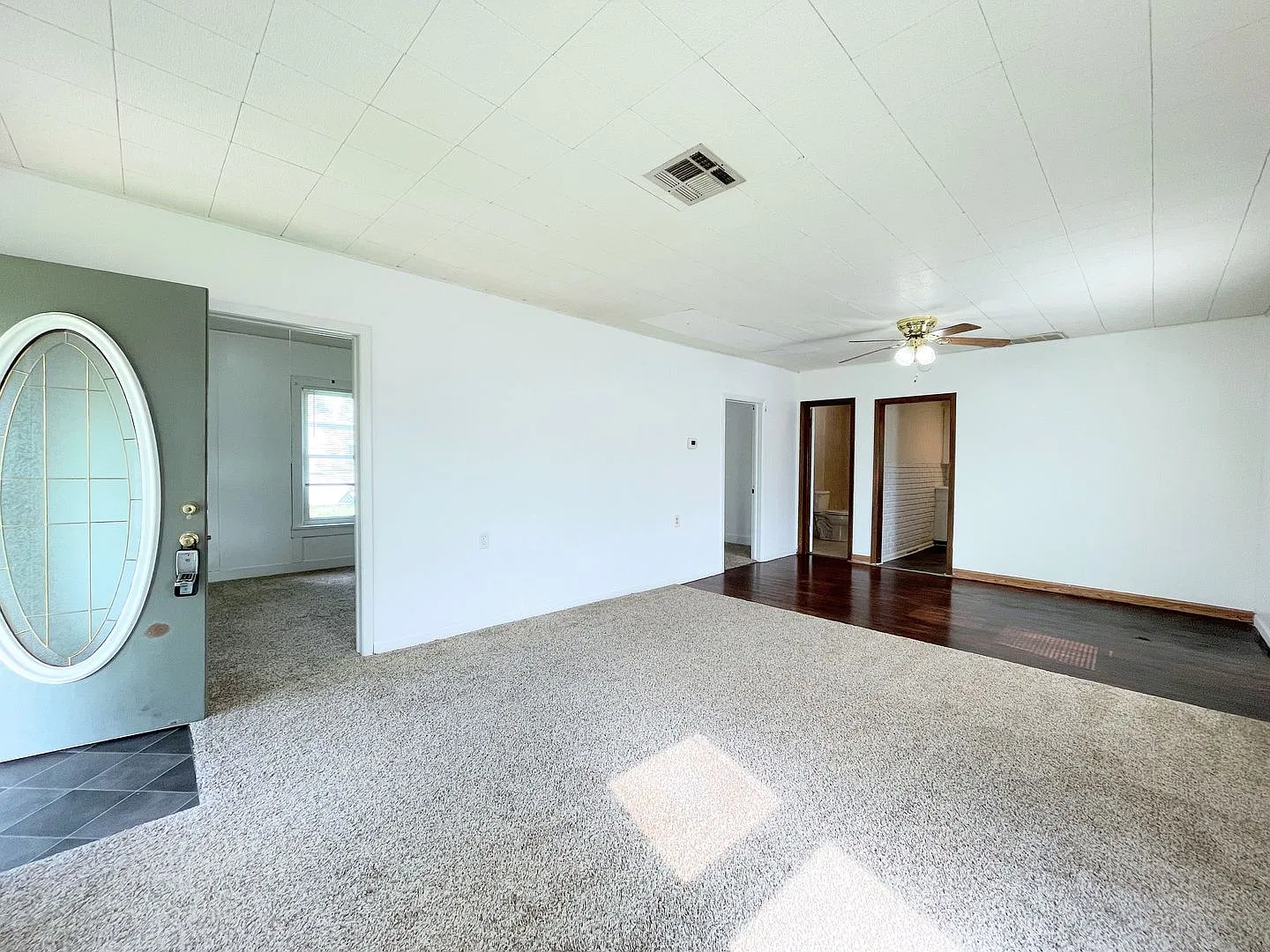 Beautiful 2 Bedroom 1 Bath — Photo 2