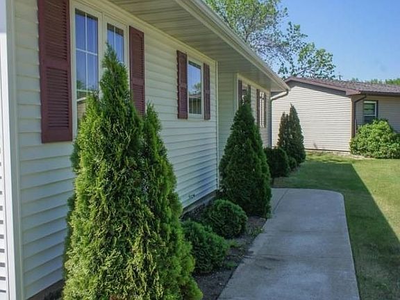 3rd image of 351 Cedar Ln