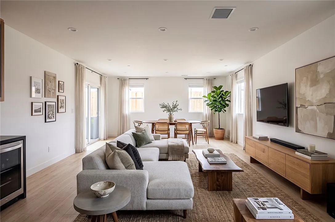 2 bed, 1127 sqft, $3,850 — Photo 3
