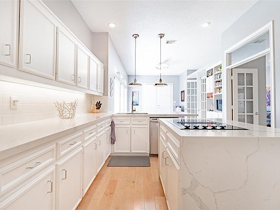 5th image of 2403 Stately Oak St