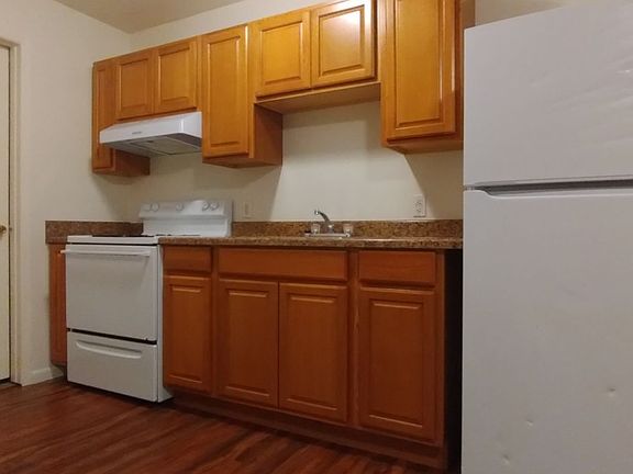 2nd image of 1440 Oak St #1