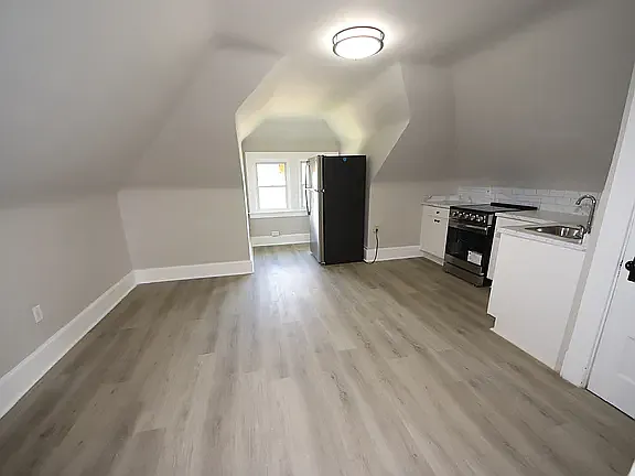 6 bed, 2124 sqft, $3,995 — Photo 4