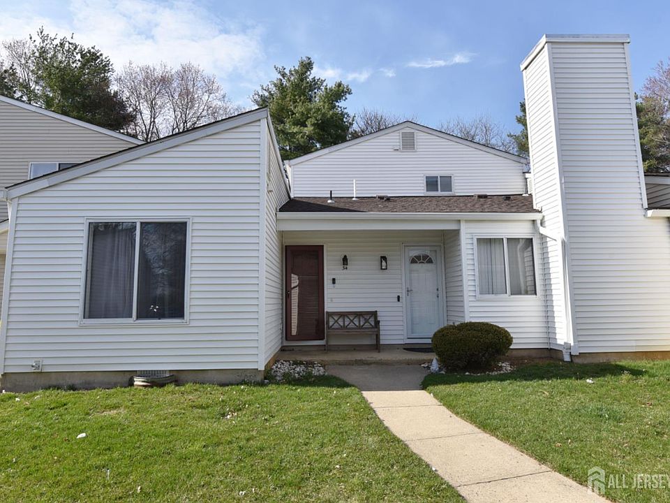 1st image of 34 Woodmere Ct
