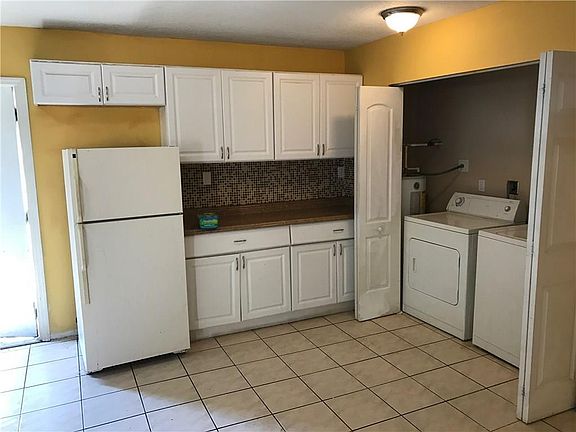 4th image of 1712 E Waters Ave