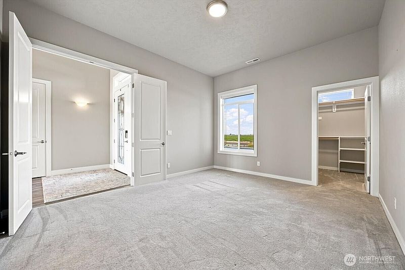 4th image of 2075 Fraser Dr