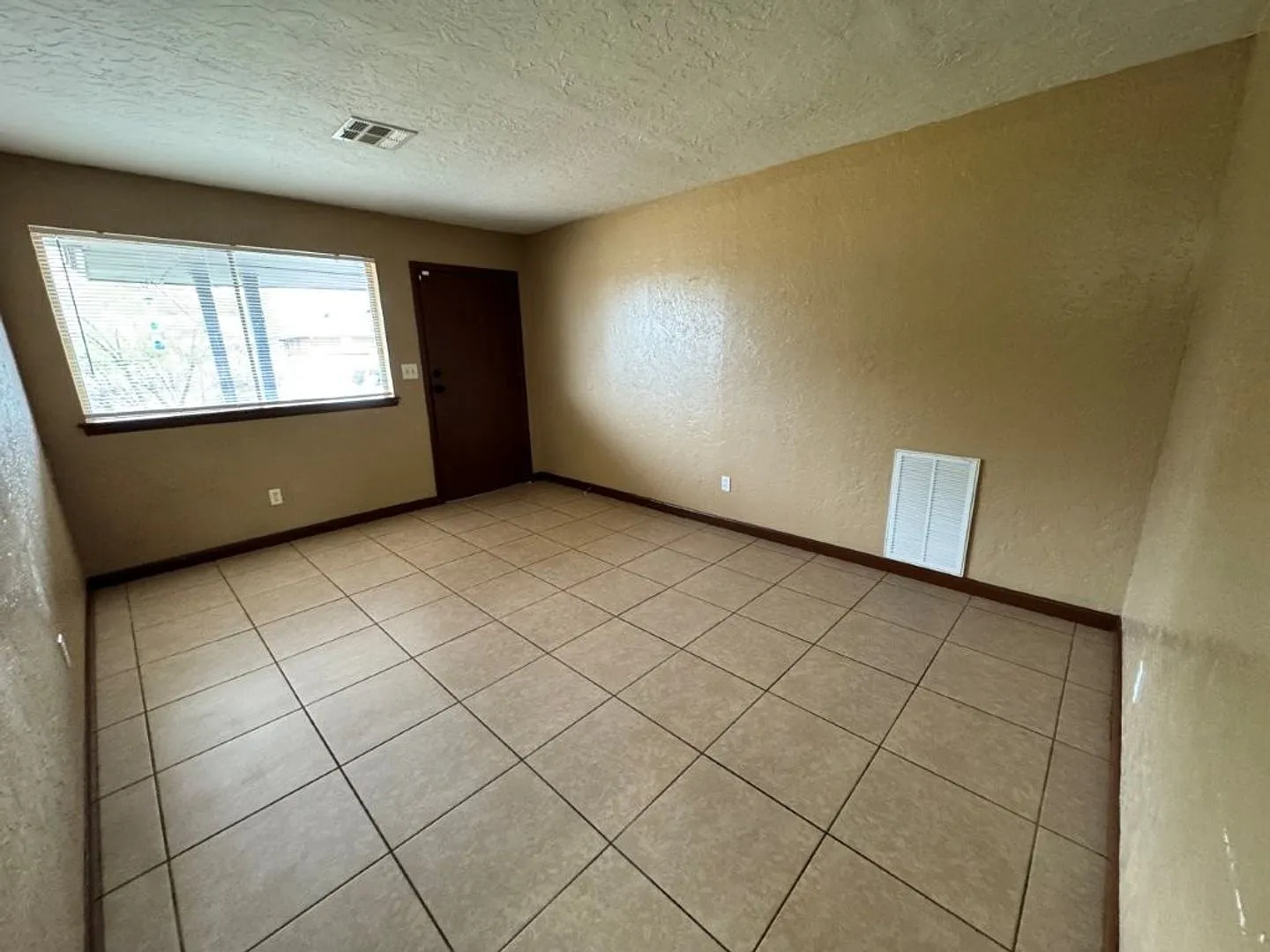 Modern upgrades, no carpet, one car garage! — Photo 3
