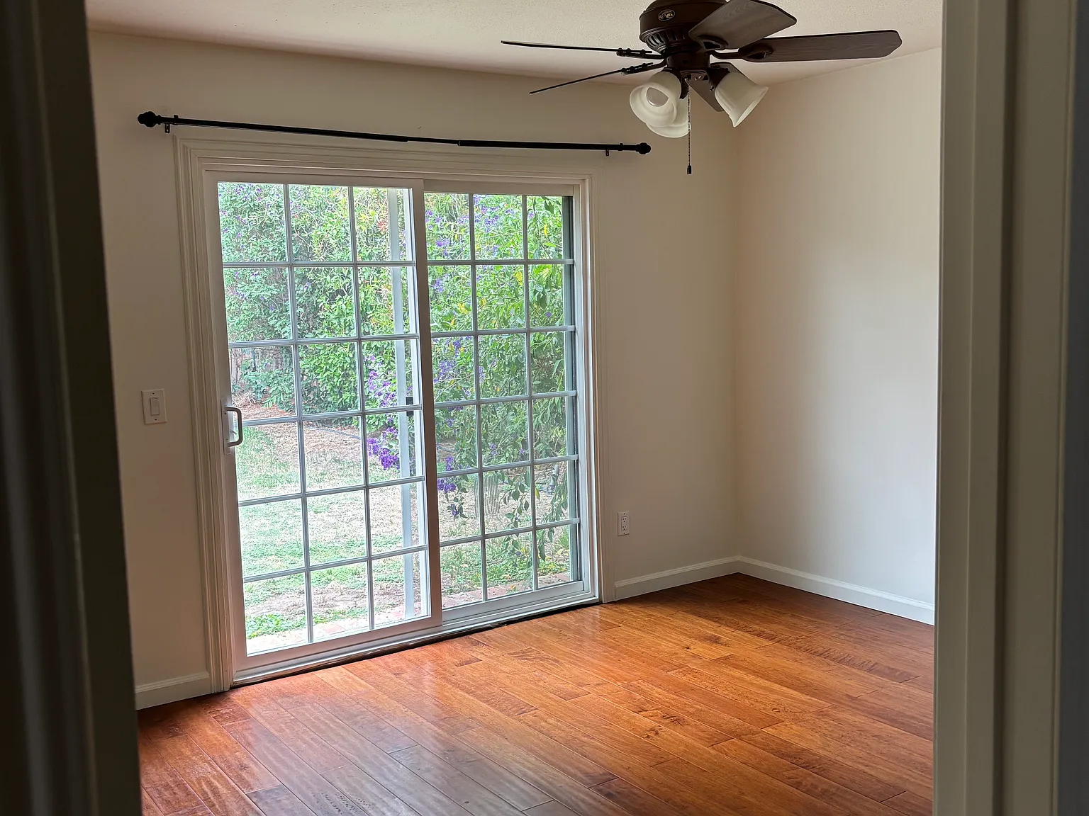 23464 Sylvan St — Photo 2