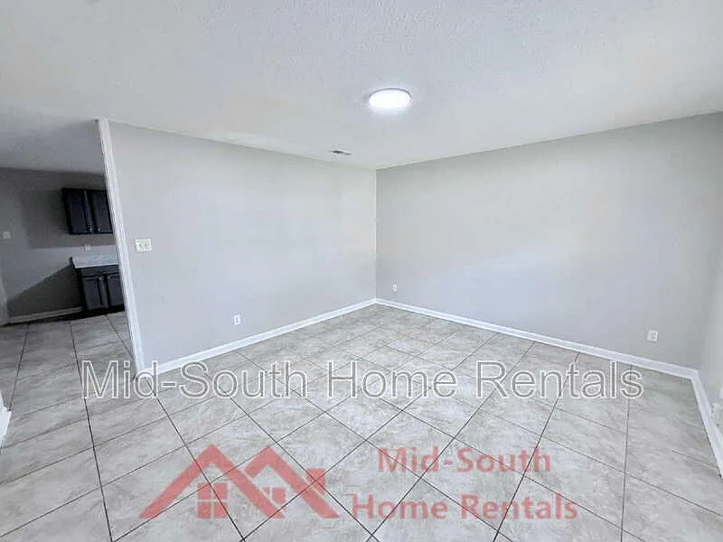 3 bed, 1.0 bath, 1040 sqft, $1,150 — Photo 3