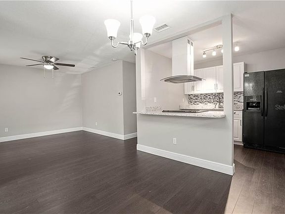 3rd image of 604 W Voorhis Ave