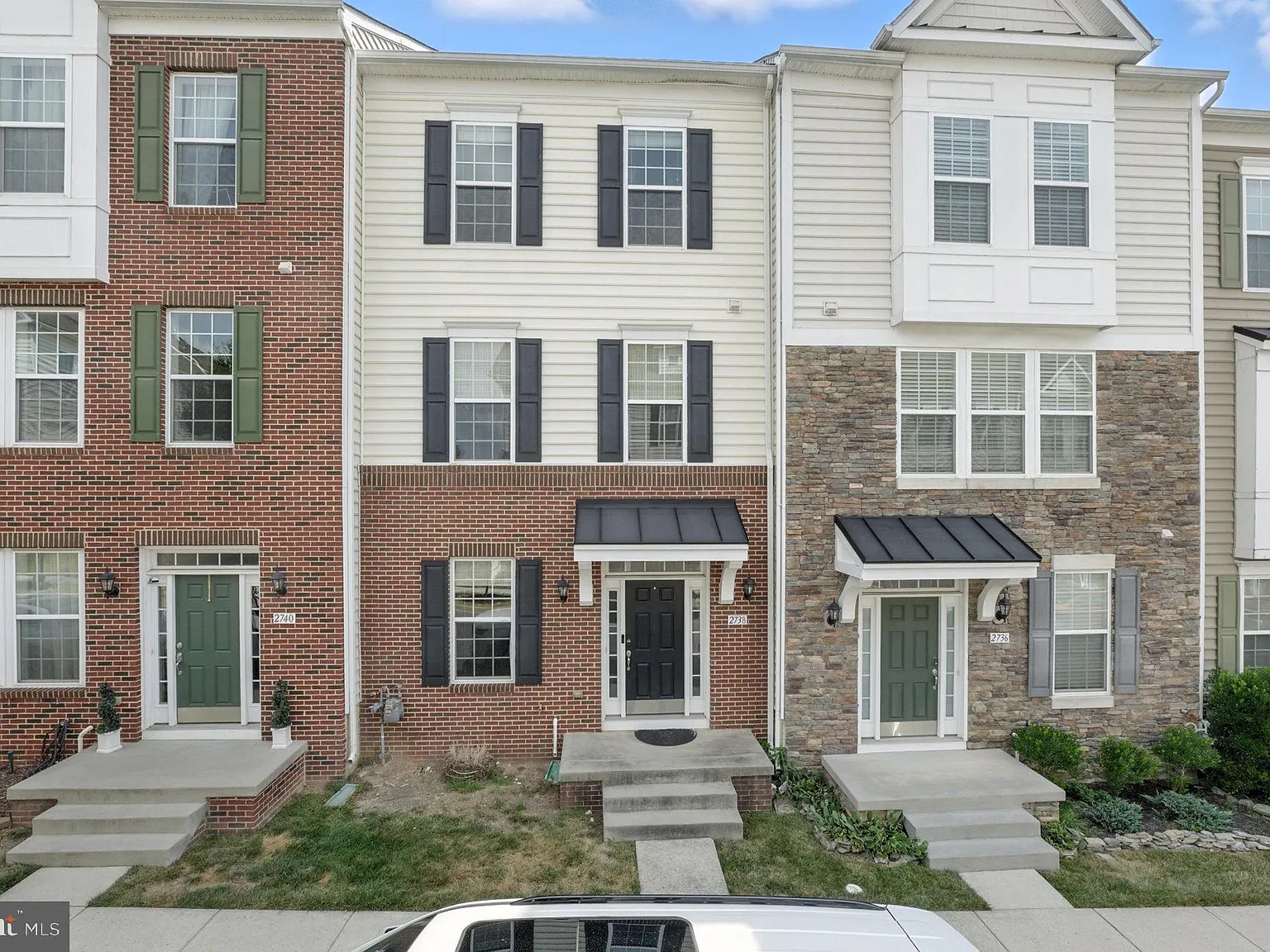 3 bed, 2.5 bath, 1960 sqft, $2,800 — Photo 2