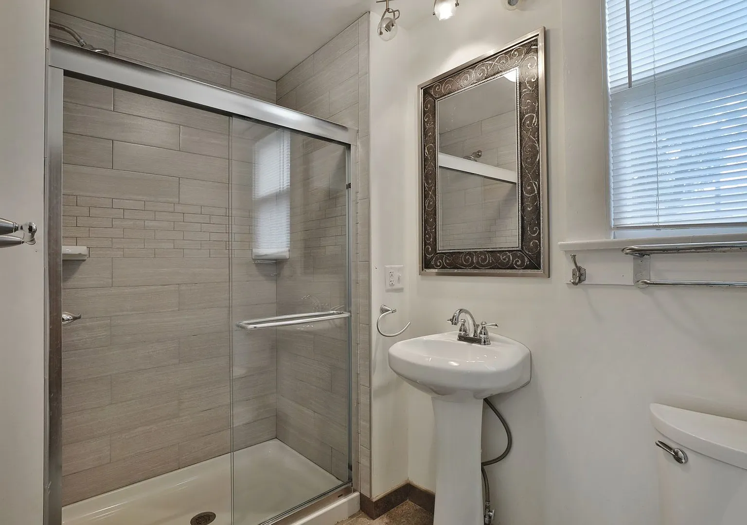 Great Central Location 5 Bedroom House - Virtual Showings Available — Photo 2