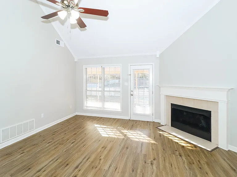 215 Lakewood Dr — Photo 5