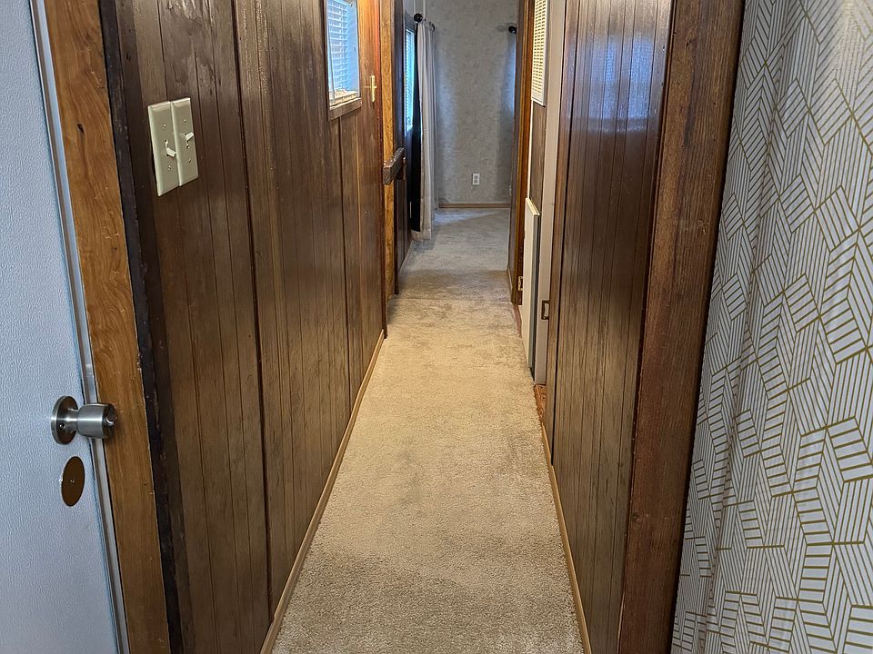 Hallway to bedrooms and bathroom