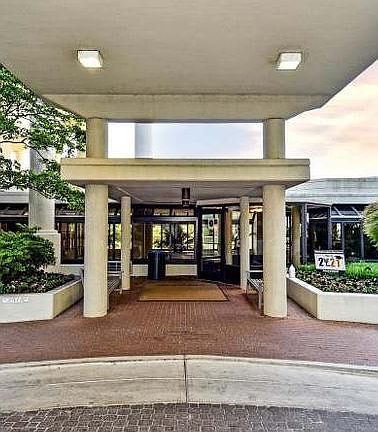 5th image of 1600 N Oak St APT 221