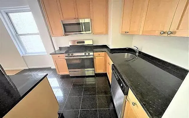 Rented by Manhattan Realty Group | media 11