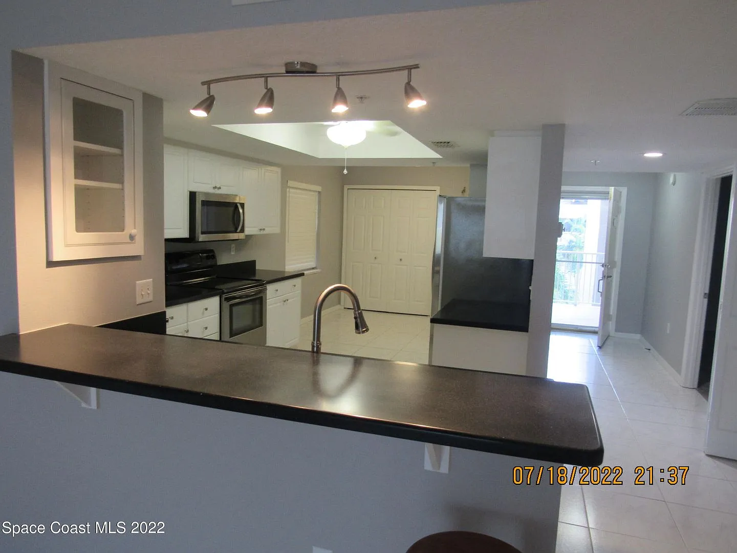 606 Shorewood Dr — Photo 2