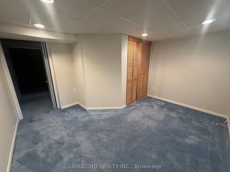 833 Laurier Ave — Photo 30