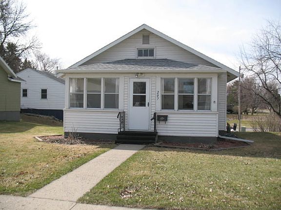 3rd image of 207 Willow St E