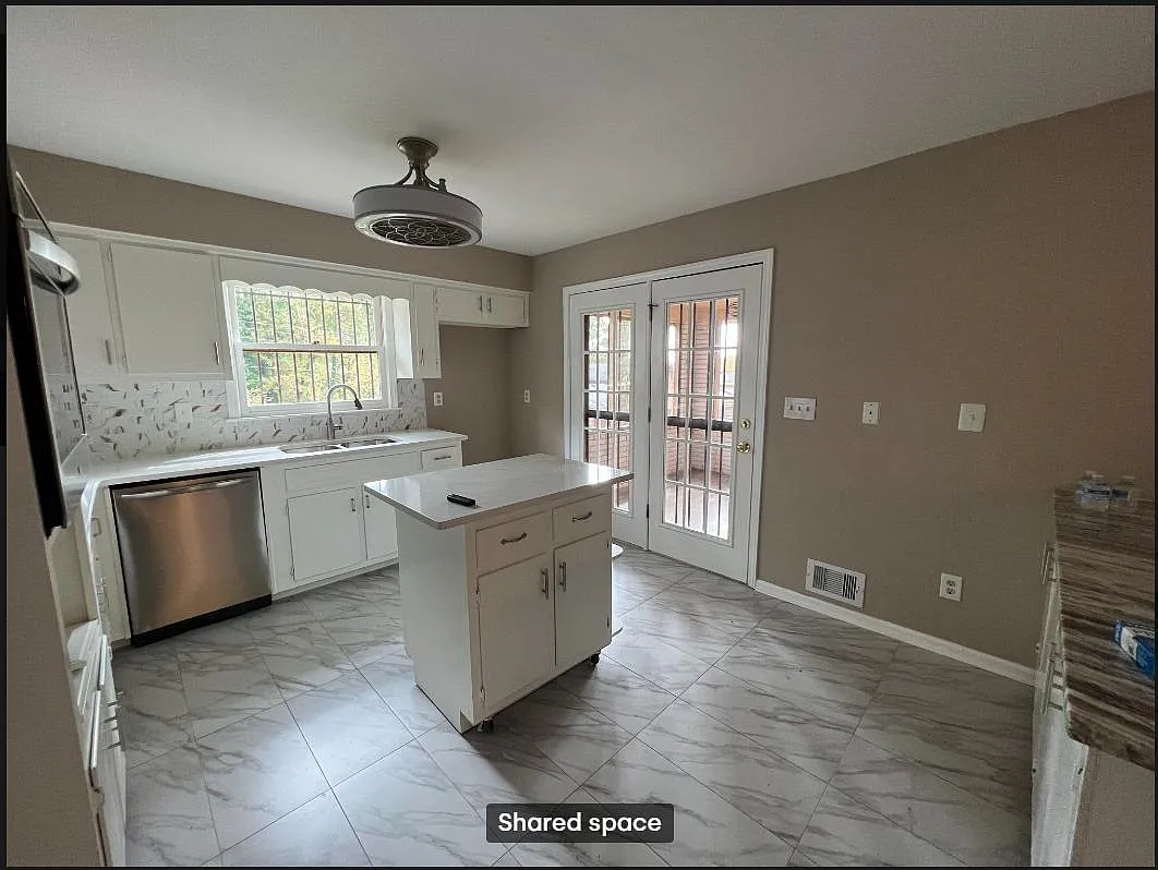 3 bed, 1390 sqft, $2,100 — Photo 2