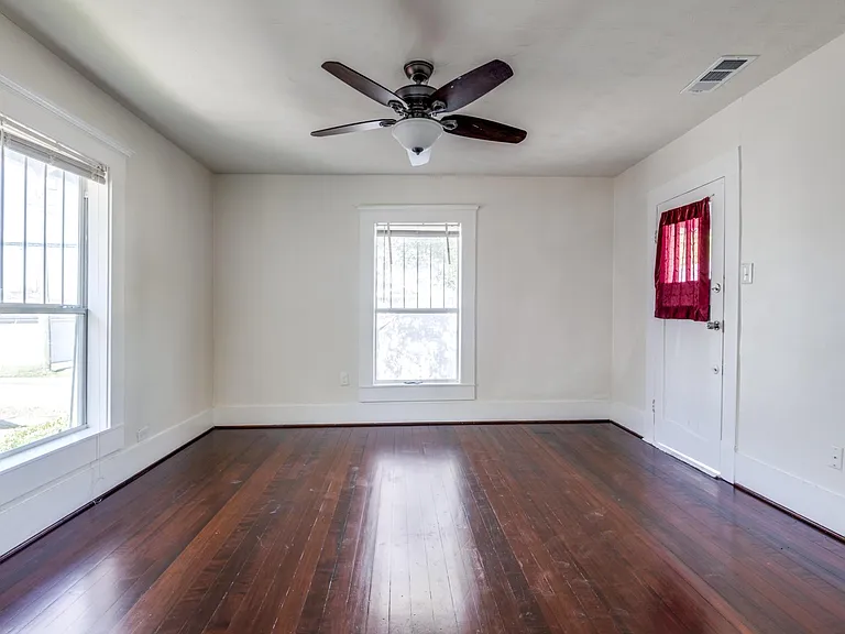 210 E Standifer St — Photo 5