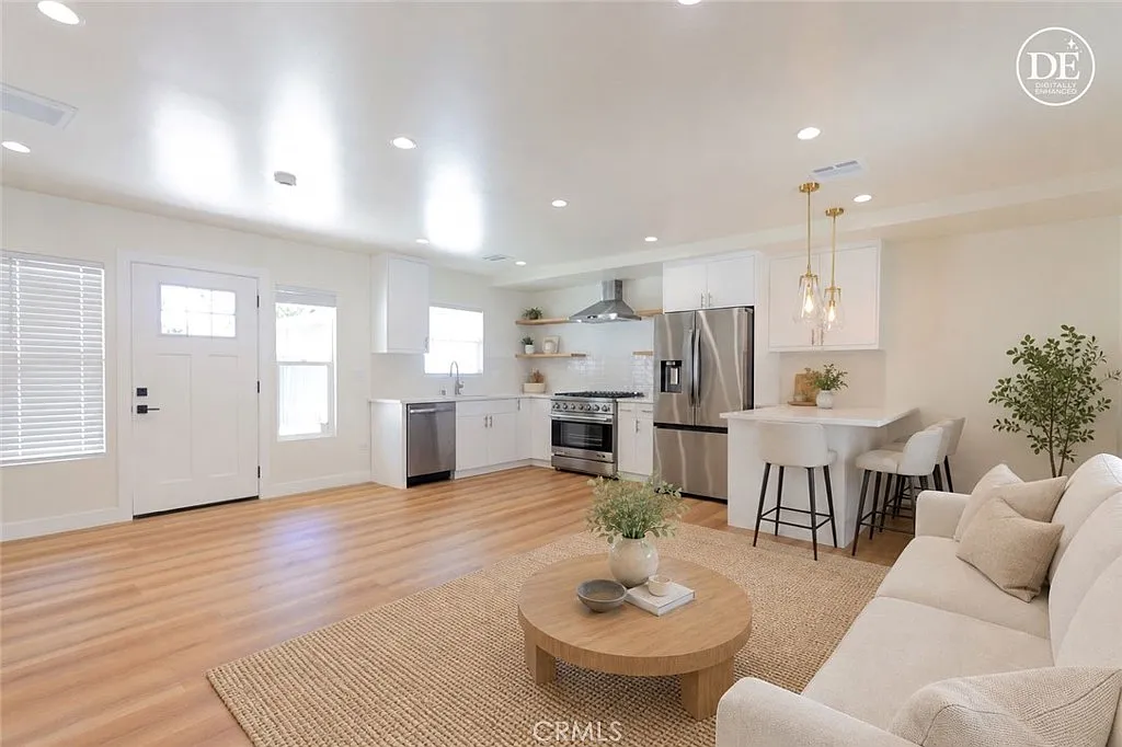 3 bed, 1000 sqft, $3,950 — Photo 3