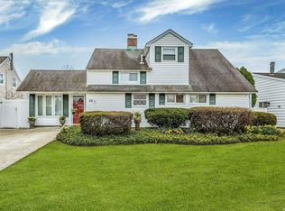 28 Blacksmith Rd, Levittown, NY 11756