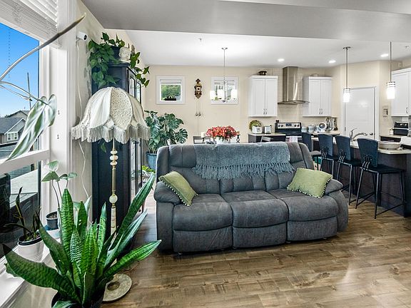 3rd image of 47042 Macfarlane Pl #38