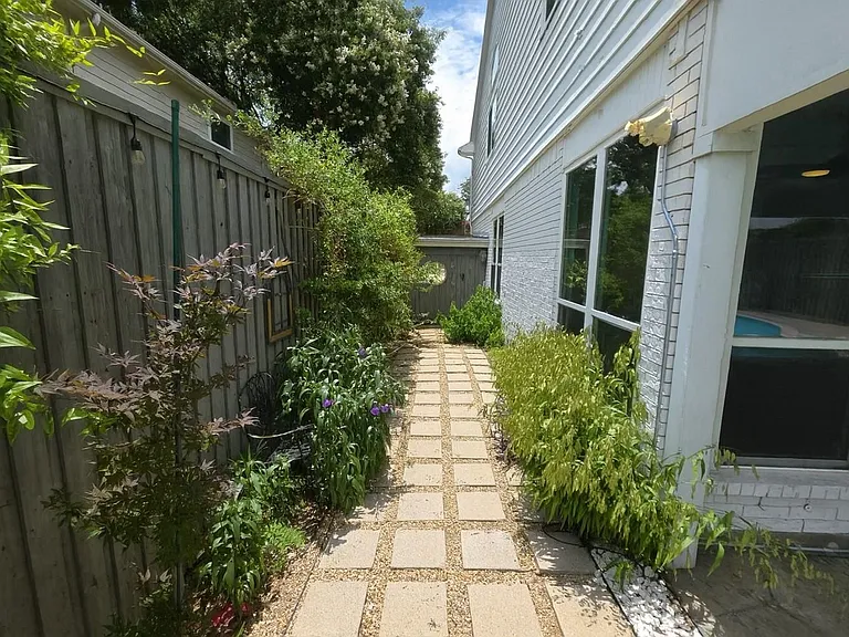 2009 Antwerp Ave — Photo 21