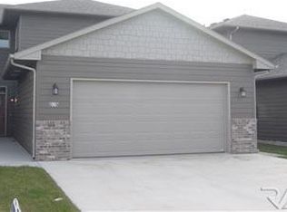 9015 W 32nd St, Sioux Falls, SD 57106