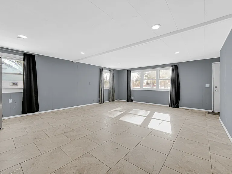 2322 W Loves Ln — Photo 6