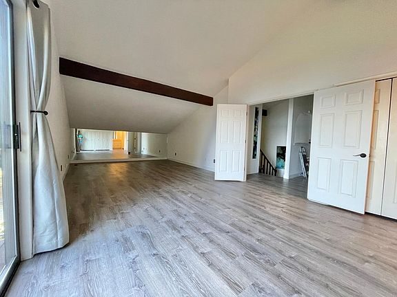 Vaulted ceiling and double access doors.