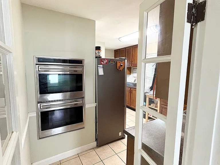 Stainless appliances, glass cooktop, double oven