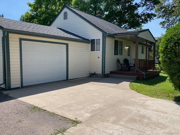 216 Pine Trl, Saint Ignace, MI 49781