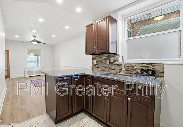 1916 S Salford St — Photo 7