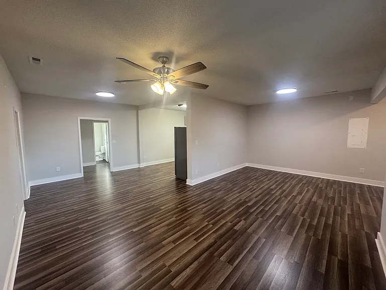 3715 Pulaski Pike NW — Photo 1