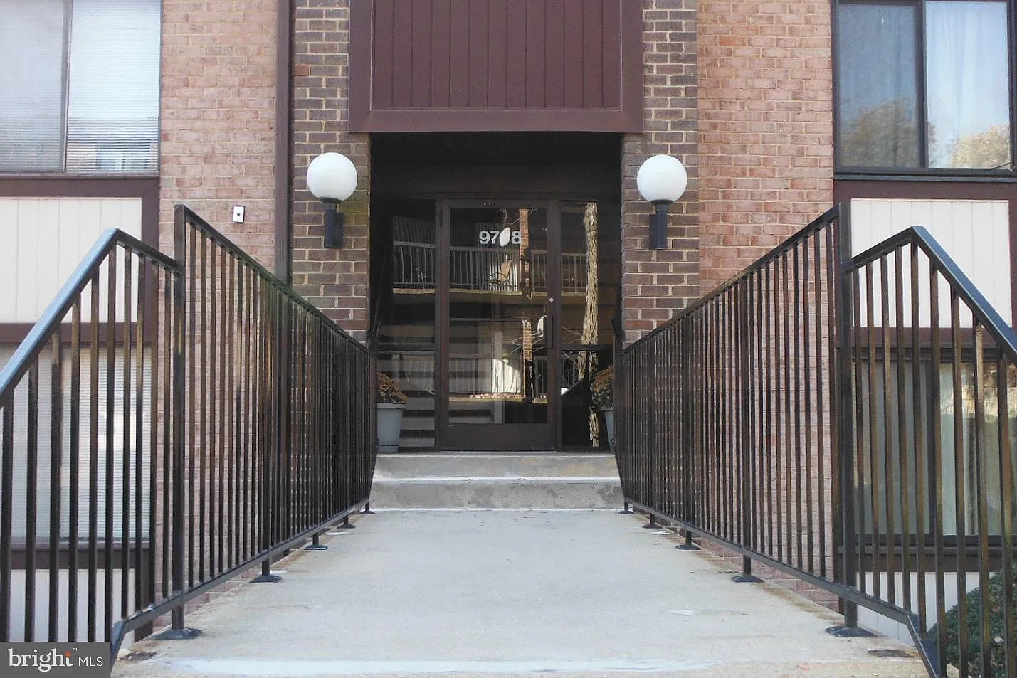 2 bed, 1.5 bath, 1081 sqft, $2,100 — Photo 2