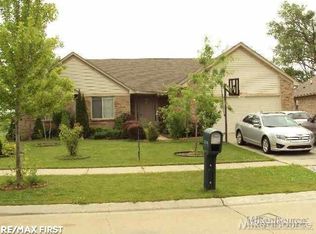 42918 Woodcrest Dr, Sterling Heights, MI 48313