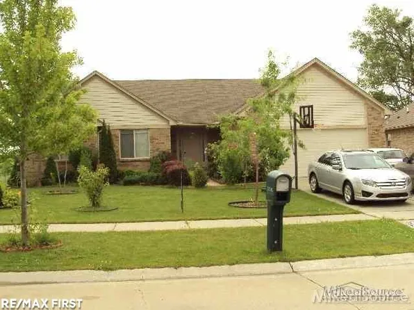 42918 Woodcrest Dr, Sterling Heights, MI 48313