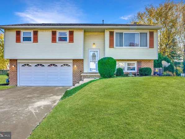 215 Stitt Dr, York, PA 17408