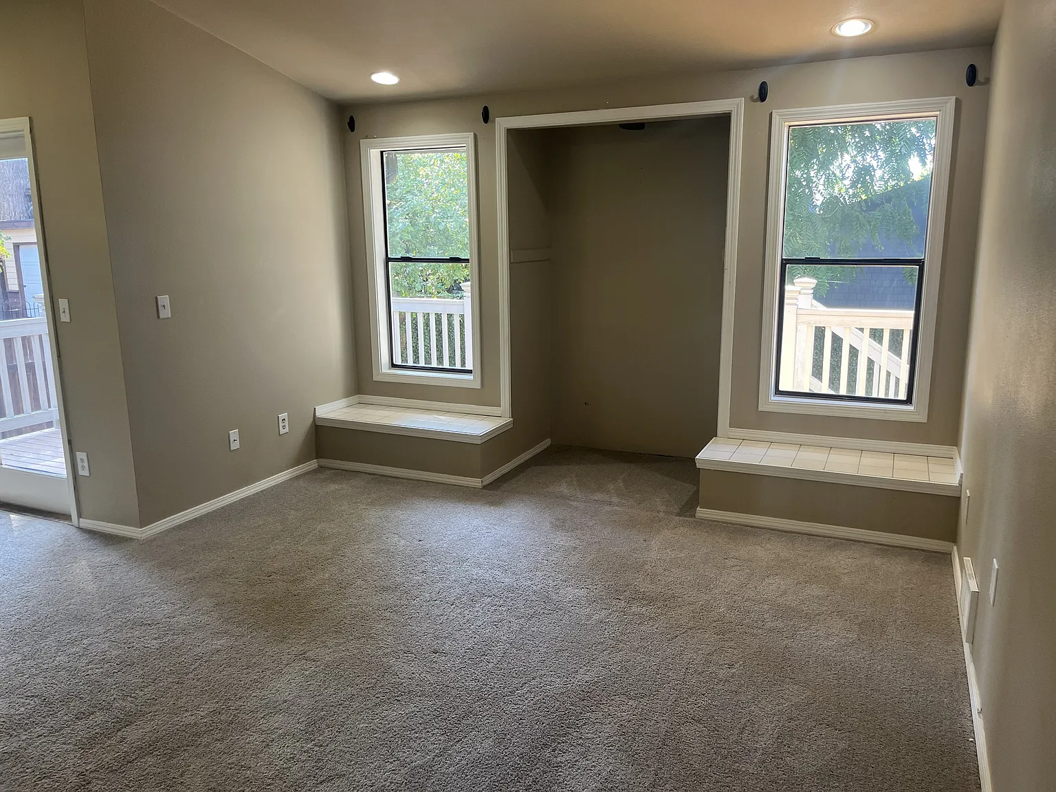 3 bed, 1220 sqft, $3,295 — Photo 3