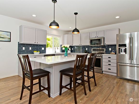 Extra seating for the cheering squad as you craft a meal. Or, put them to work chopping veggies.>