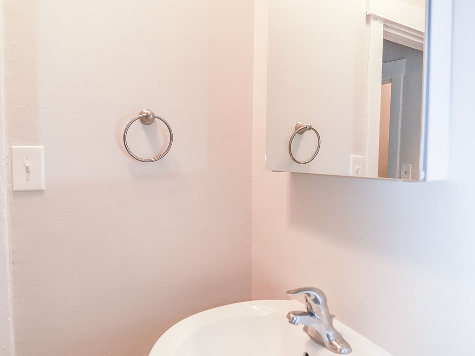 1st image of 4649-63 N Manor Ave #G
