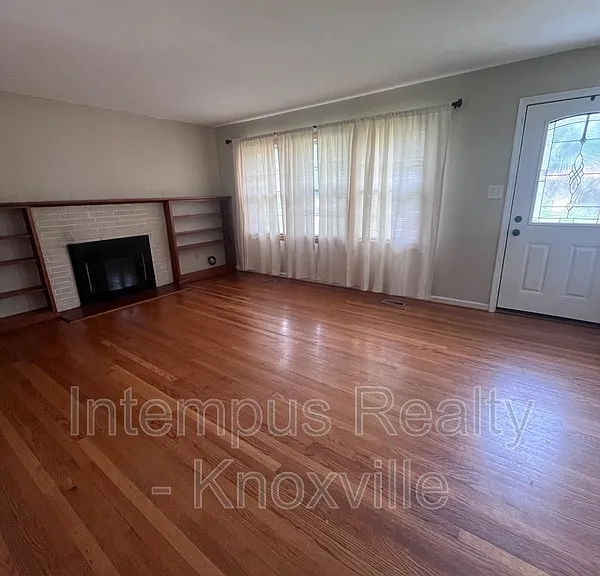 7931 W Cliff Dr — Photo 2