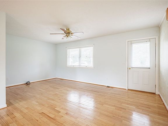 4th image of 1676 Walworth Rd